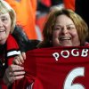 Jucatorii echipei Manchester United le-au dat fanilor tricourile dupa meci